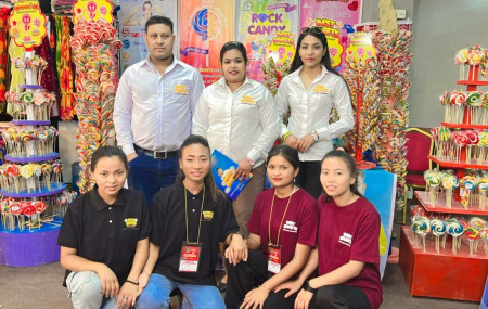 बेस्ट स्वीट्सका सञ्चालक केदार राजवाहक र कर्मचारीहरू।